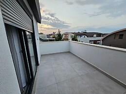 New Flat Large Living Space 2-5 Near By Lara Beach