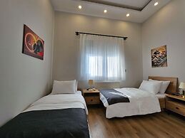 New Flat Large Living Space 2-5 Near By Lara Beach