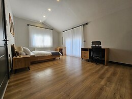 New Flat Large Living Space 2-6 Near By Lara Beach