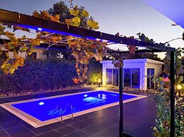 Villa for 9 Guests, Pool, Parking, Walk to Beach