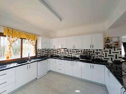 Villa for 9 Guests, Pool, Parking, Walk to Beach