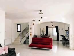 Villa for 9 Guests, Pool, Parking, Walk to Beach