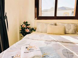 Villa for 9 Guests, Pool, Parking, Walk to Beach