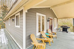 Fire Pit & Music Lounge: Chic Home in Pegram
