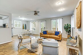 Fire Pit & Music Lounge: Chic Home in Pegram