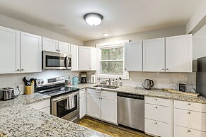 Fire Pit & Music Lounge: Chic Home in Pegram