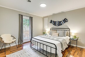 Fire Pit & Music Lounge: Chic Home in Pegram