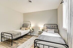 Fire Pit & Music Lounge: Chic Home in Pegram