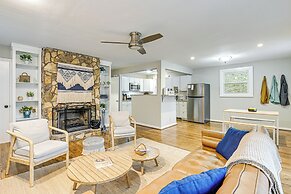 Fire Pit & Music Lounge: Chic Home in Pegram