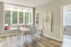 Fire Pit & Music Lounge: Chic Home in Pegram