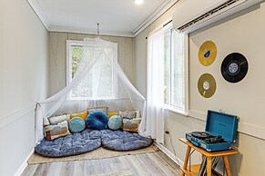 Fire Pit & Music Lounge: Chic Home in Pegram