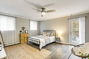 Fire Pit & Music Lounge: Chic Home in Pegram