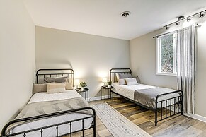 Fire Pit & Music Lounge: Chic Home in Pegram