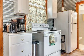 Cozy Couple's Cottage w/ View Near Canyon Lake!