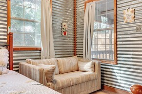 Cozy Couple's Cottage w/ View Near Canyon Lake!