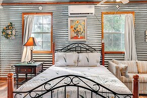 Cozy Couple's Cottage w/ View Near Canyon Lake!