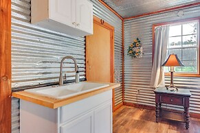 Cozy Couple's Cottage w/ View Near Canyon Lake!