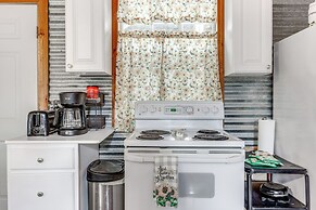 Cozy Couple's Cottage w/ View Near Canyon Lake!