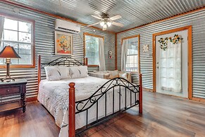 Cozy Couple's Cottage w/ View Near Canyon Lake!