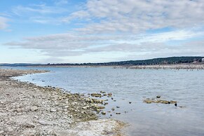 Cozy Couple's Cottage w/ View Near Canyon Lake!