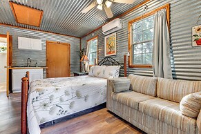 Cozy Couple's Cottage w/ View Near Canyon Lake!