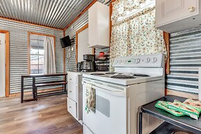 Cozy Couple's Cottage w/ View Near Canyon Lake!