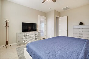 Covered Patio & Community Pool: Home in Surprise