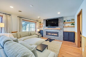 Boat Dock, Full Gym: Waterfront Nelson Lake Gem!