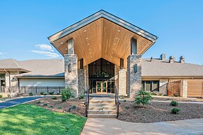 Golf Course View: Modern Keowee Key Condo!