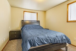 3 Mi to Lambeau Field: Ideally Located Townhome!