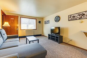 3 Mi to Lambeau Field: Ideally Located Townhome!