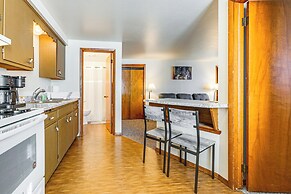 3 Mi to Lambeau Field: Ideally Located Townhome!