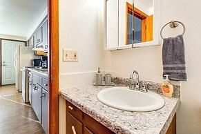 3 Mi to Lambeau Field: Ideally Located Townhome!