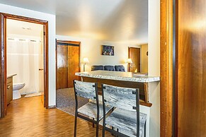 3 Mi to Lambeau Field: Ideally Located Townhome!