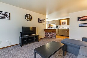 3 Mi to Lambeau Field: Ideally Located Townhome!