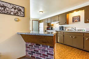 3 Mi to Lambeau Field: Ideally Located Townhome!