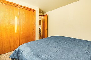 3 Mi to Lambeau Field: Ideally Located Townhome!