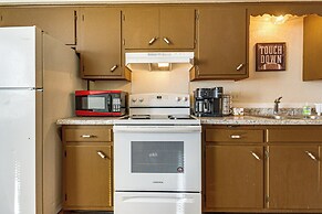 3 Mi to Lambeau Field: Ideally Located Townhome!