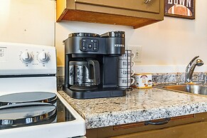 3 Mi to Lambeau Field: Ideally Located Townhome!