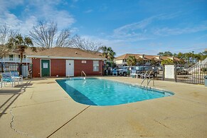 Community Grills & Pool: Gautier Condo!