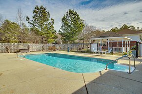 Community Grills & Pool: Gautier Condo!