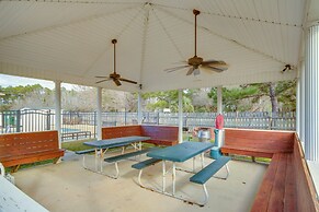 Community Grills & Pool: Gautier Condo!