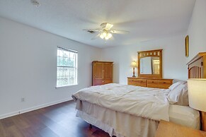 Community Grills & Pool: Gautier Condo!