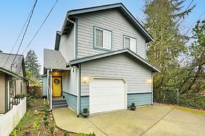 < 2 Mi to Budd Inlet: Pet-friendly Home!