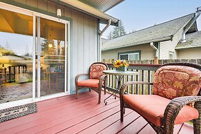 < 2 Mi to Budd Inlet: Pet-friendly Home!