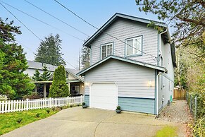 < 2 Mi to Budd Inlet: Pet-friendly Home!