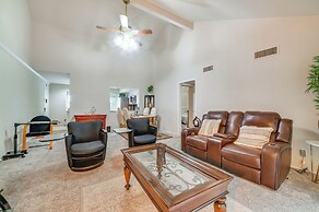 12 Mi to Downtown Dallas: Irving Condo w/ Balcony