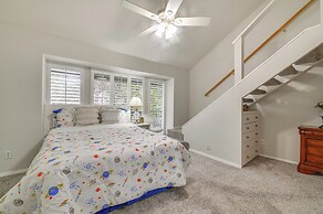 12 Mi to Downtown Dallas: Irving Condo w/ Balcony