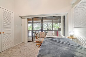 12 Mi to Downtown Dallas: Irving Condo w/ Balcony