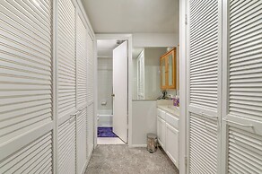 12 Mi to Downtown Dallas: Irving Condo w/ Balcony